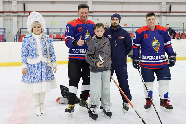 В Твери полицейский Дед Мороз поставил школьников на коньки