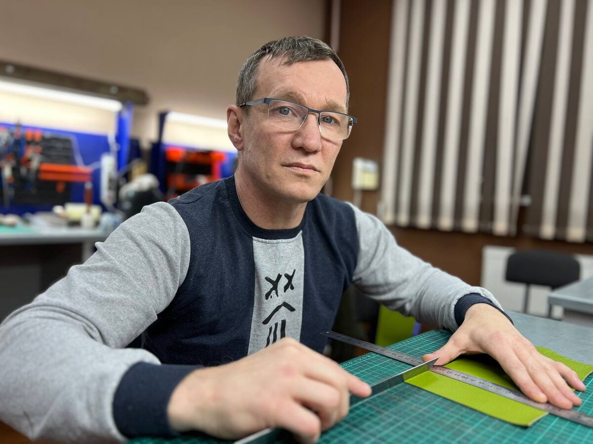 Виталий в кожевенной мастерской приюта "Теплый прием"