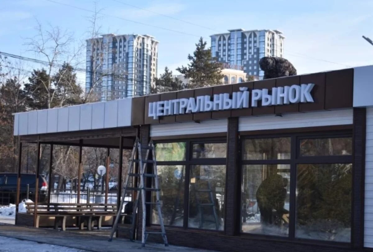    Вандалы разбили новую утеплённую остановку в центре Хабаровска