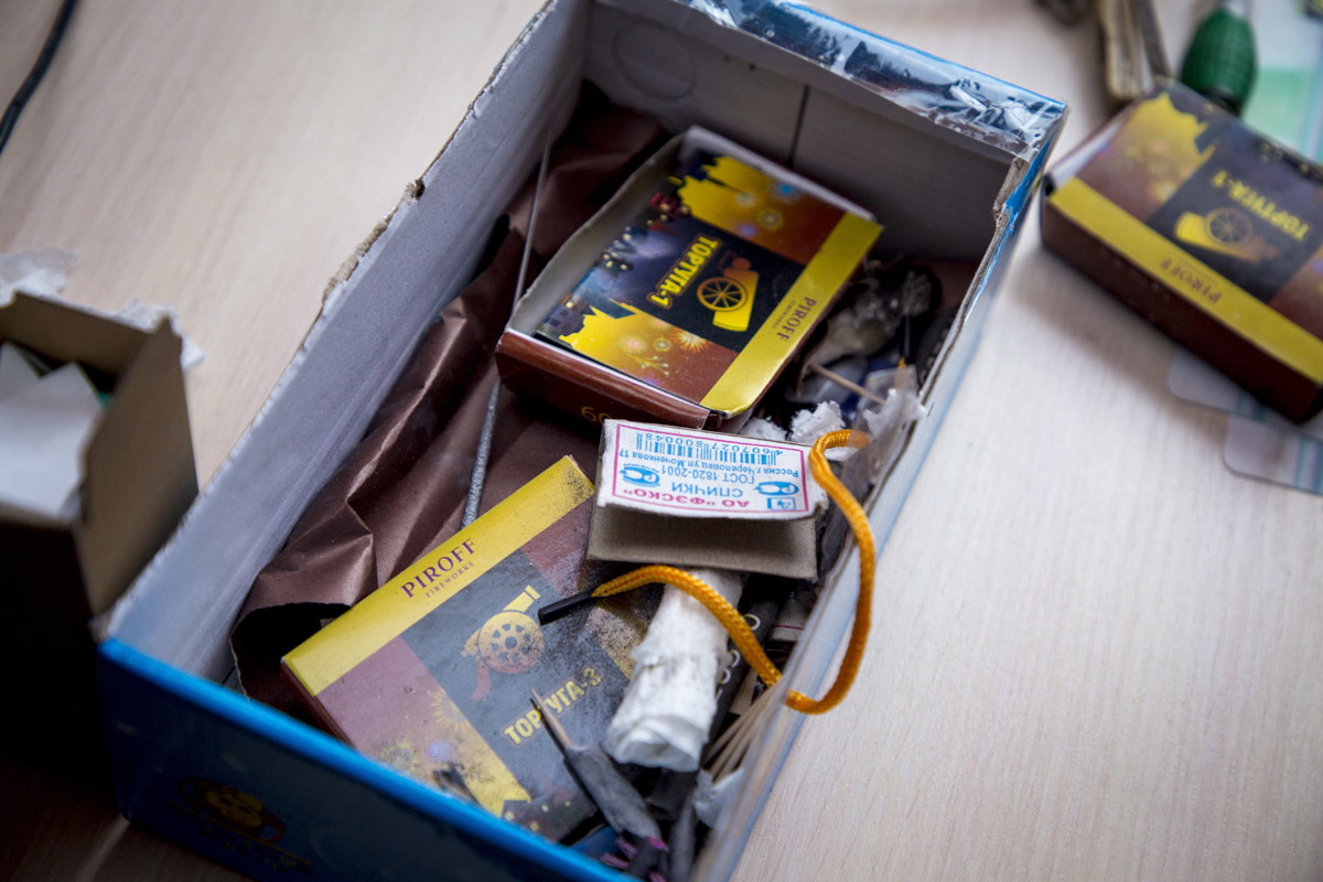    В этой коробке - самодельная и магазинная пиротехника. Фото: ИА "Республика" / Леонид Николаев