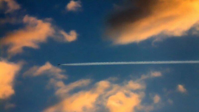     Самолет в небе. Михаил Хаустов