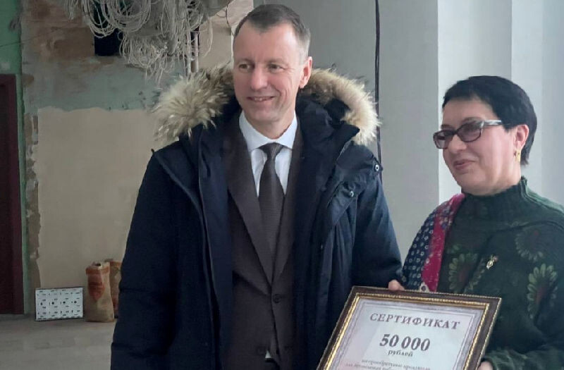    Депутат Государственной Думы Алексей Волоцков и директор школы №7 Инна Егорова