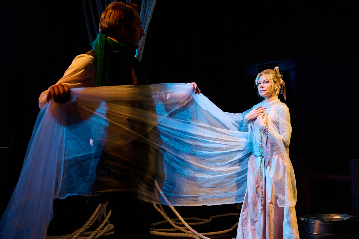    Сцена из спектакля «ЛЮБОВЬ.БЛОК»