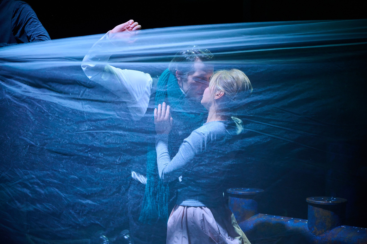    Сцена из спектакля «ЛЮБОВЬ.БЛОК»