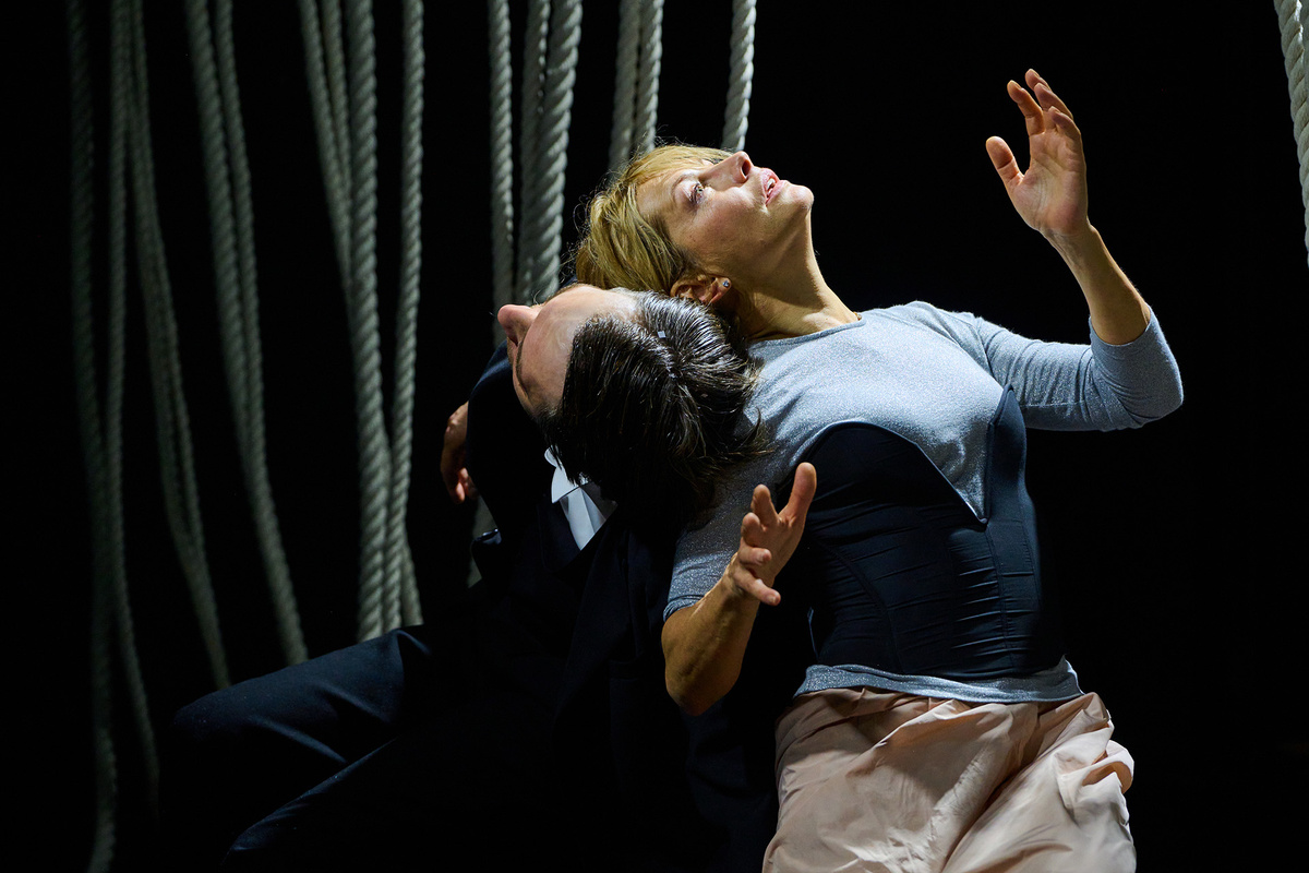    Сцена из спектакля «ЛЮБОВЬ.БЛОК»