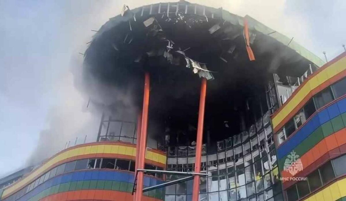     Сгоревший ТЦ. Источник: ria.ru Автор фото: Пресс-служба МЧС РФ
