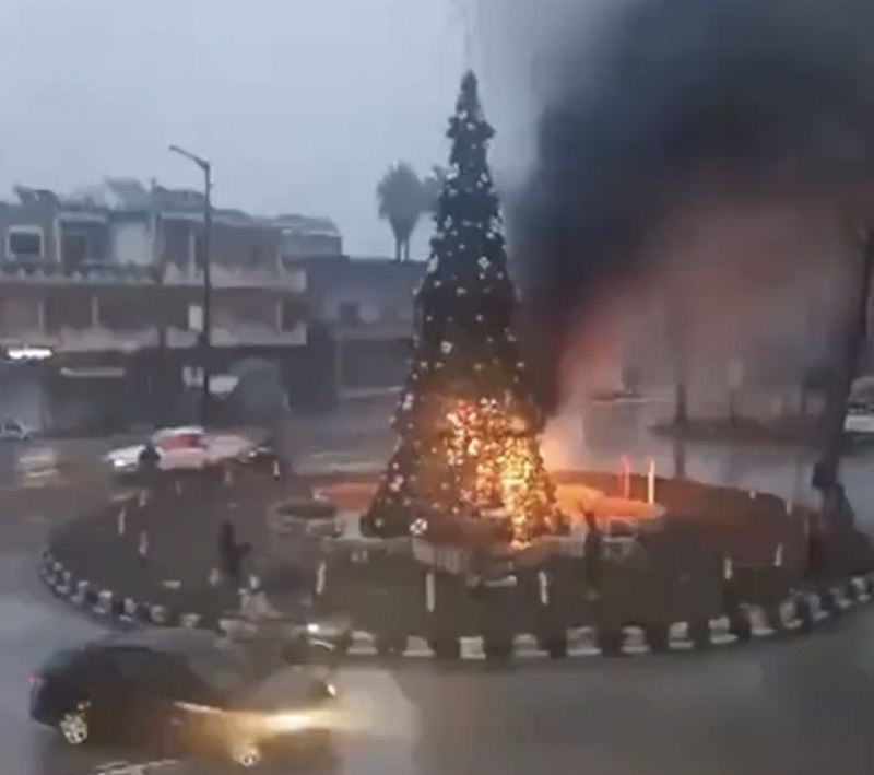    Сожжение рождественской ели в Сирии. Скриншот видео