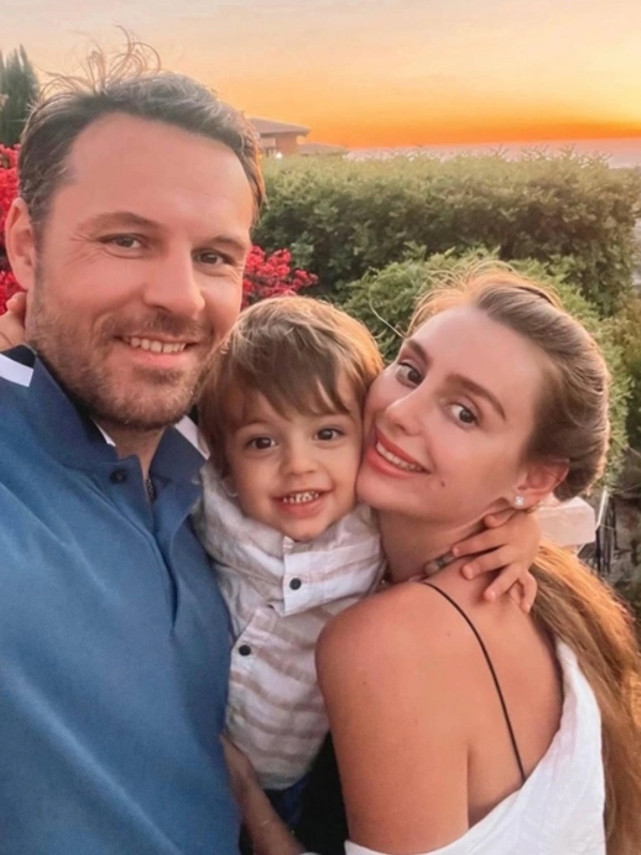 Евгений Пронин с Кристиной Арустамовой и сыном