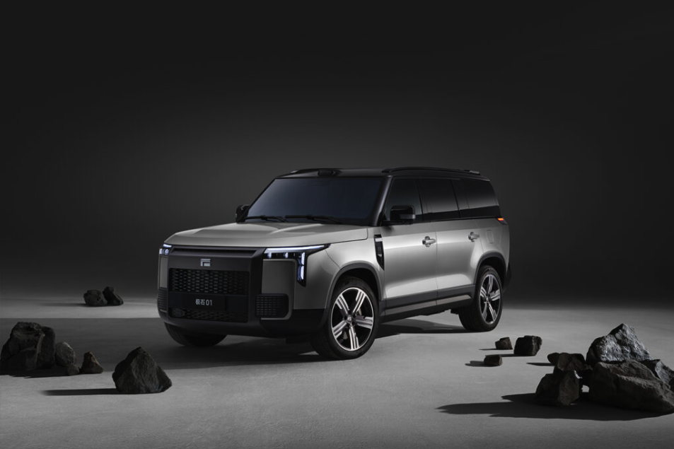 Rox 01 транслирует своим видом мощь и роскошь. 