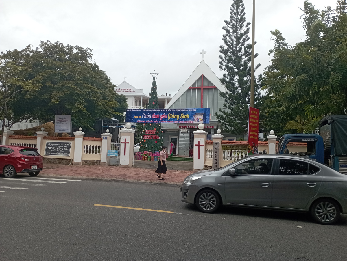 Рождественская ёлка рядом с католическим храмом