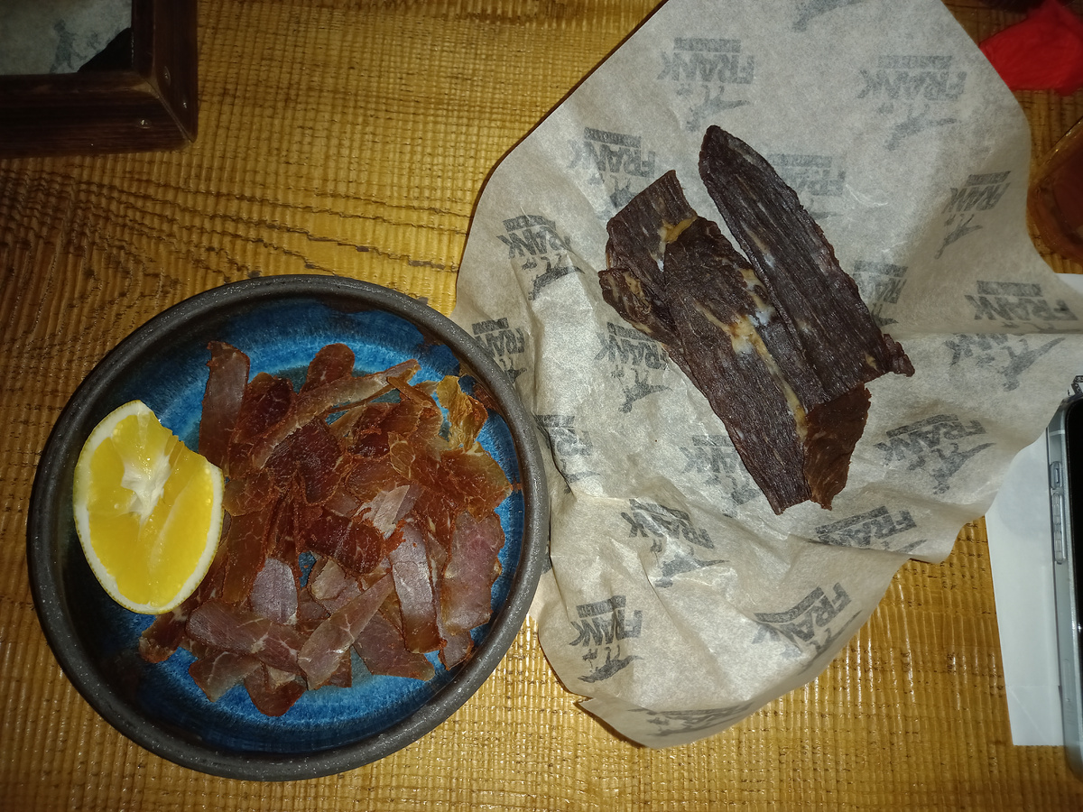 Джерки и Бастурма, каждая порция по 460 рублей.