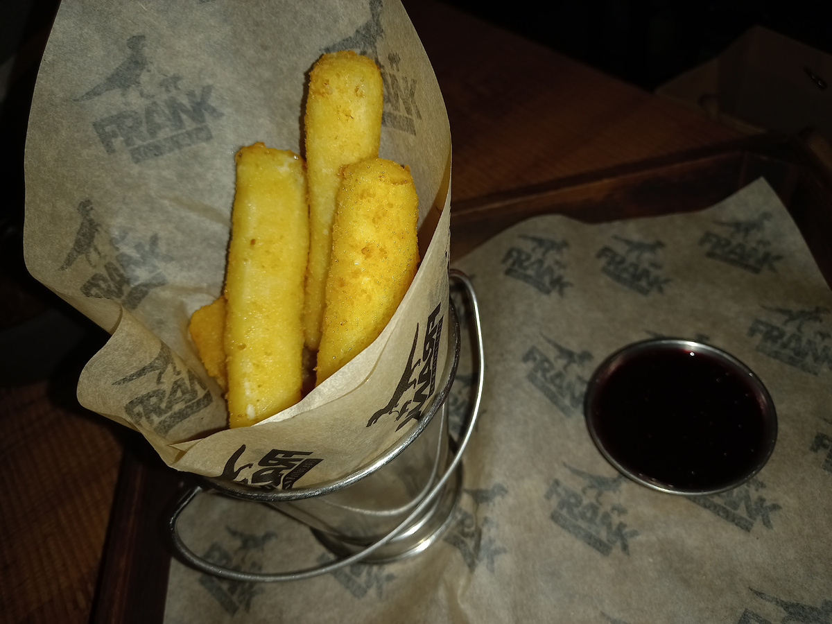 Жареные сыры с ягодным соусом - 490 рублей.