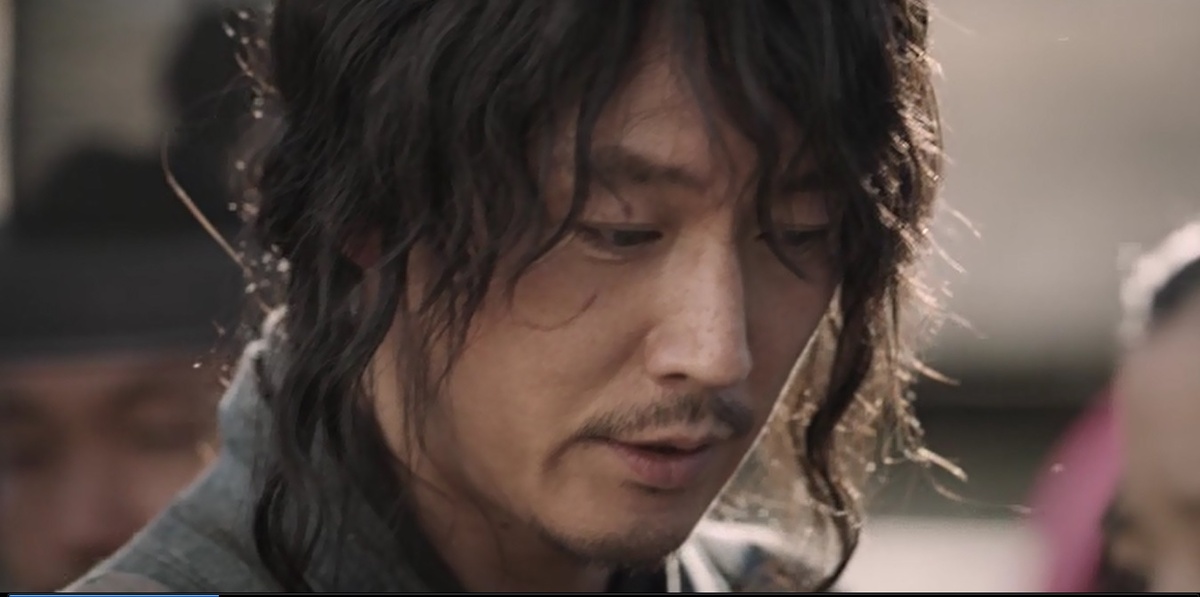 Очень спокойный, тихий, немногословный... меч спрятан в ножнах, похожих на обычную палку. Обычный мужчина средних лет, про которого известно, что он медленно слепнет и живёт с дочкой в горах отшельников. Промышляет пушниной.