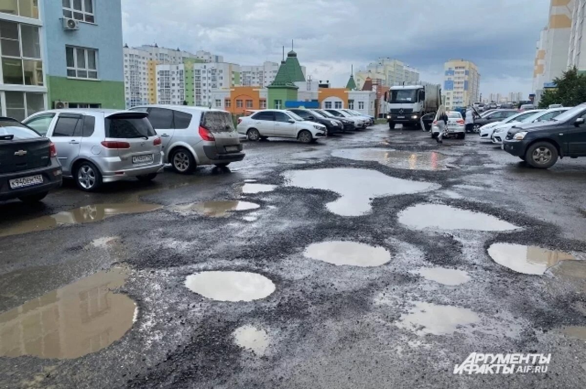    Дороги в микрорайоне оставляют желать лучшего, однако за некоторые из них чиновники взялись.