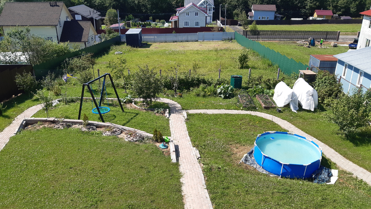 Вид из основных спален и гостинной на живописный задний двор.