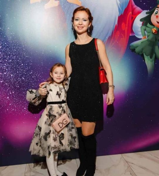    Елена Захарова с дочкой, фото: дзен.ру