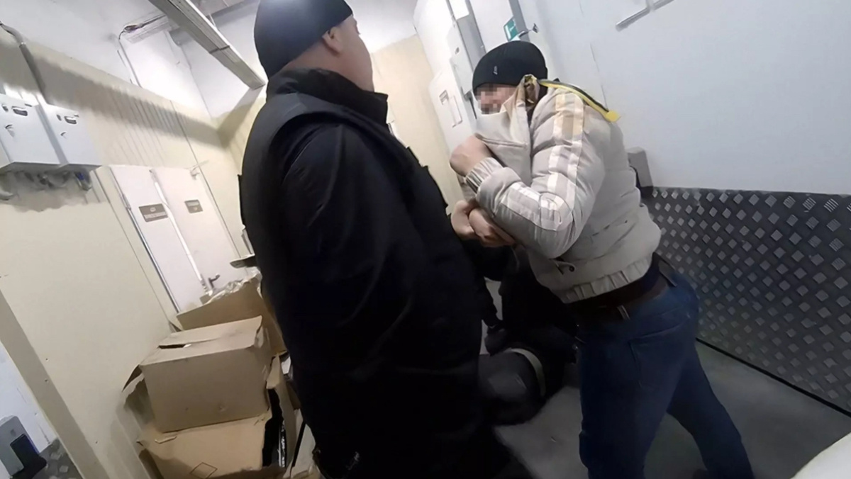 Конфликт из-за шампуня: мигрант устроил драку с охранниками в Новосибирском магазине 