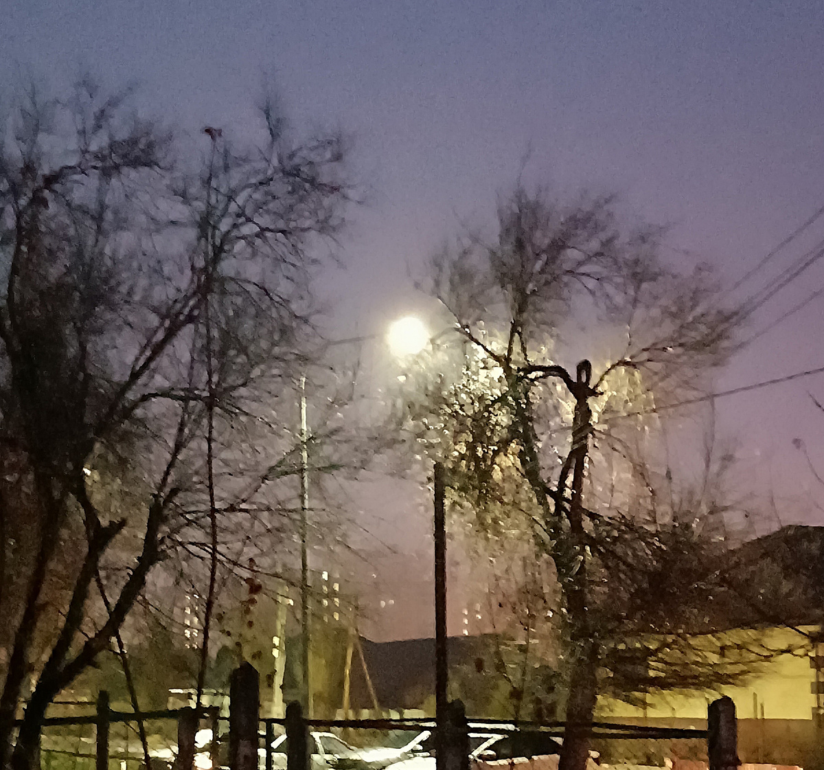 Фонарь в утреннем свете и тумане