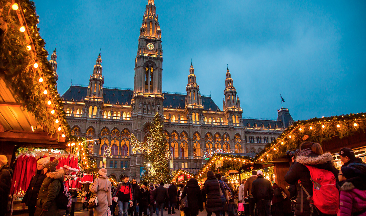 Самая яркая звезда на карте рождественских европейских рынков — это, без сомнения, ярмарка у ратуши в Вене на Rathausplatz.Фото: Hans-Even Bakken / Shutterstock.com