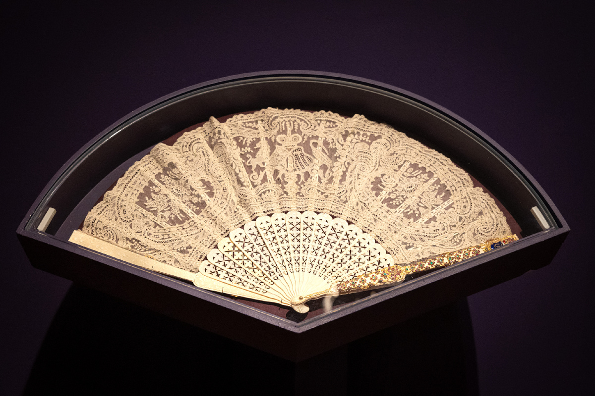 Веер складной. Франция, 1856 г. Государственный Эрмитаж. Слоновая кость, кружево алансон, золото, эмаль, рубины, изумруды, алмазы огранки «розы», бриллианты; резьба