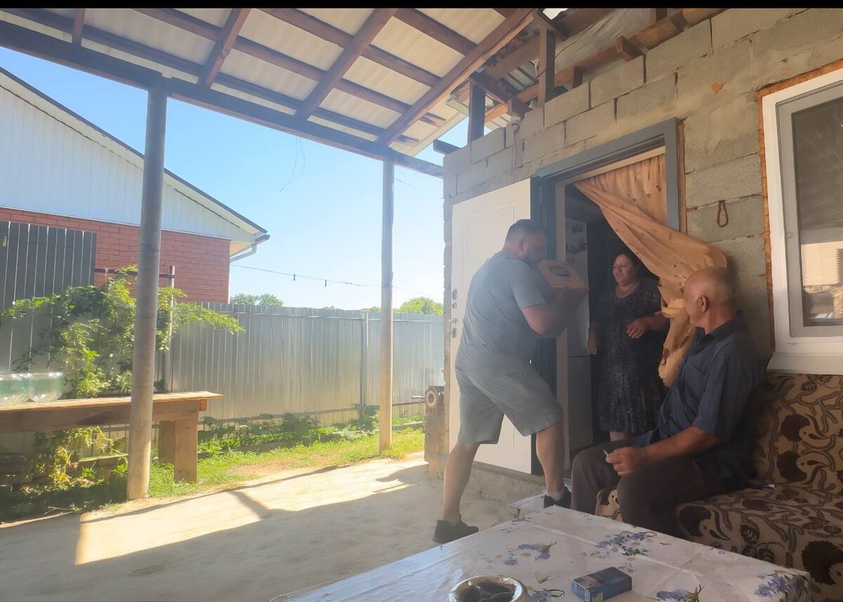                                     Я приехал с небольшим подарком для этой семьи. 