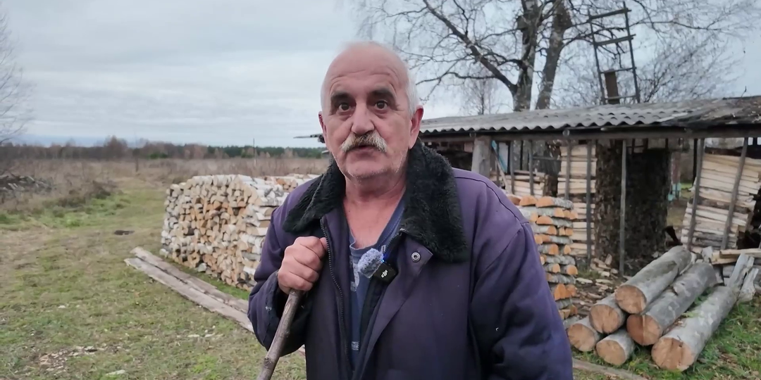 Сотни брошенных домов, кладбище машин и тайга. Как живут последние жители деревень