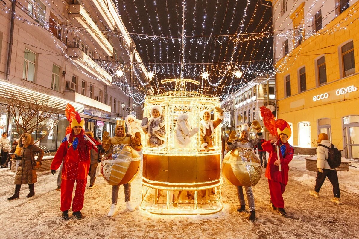 Шествие сказочных персонажей на Большой Покровской