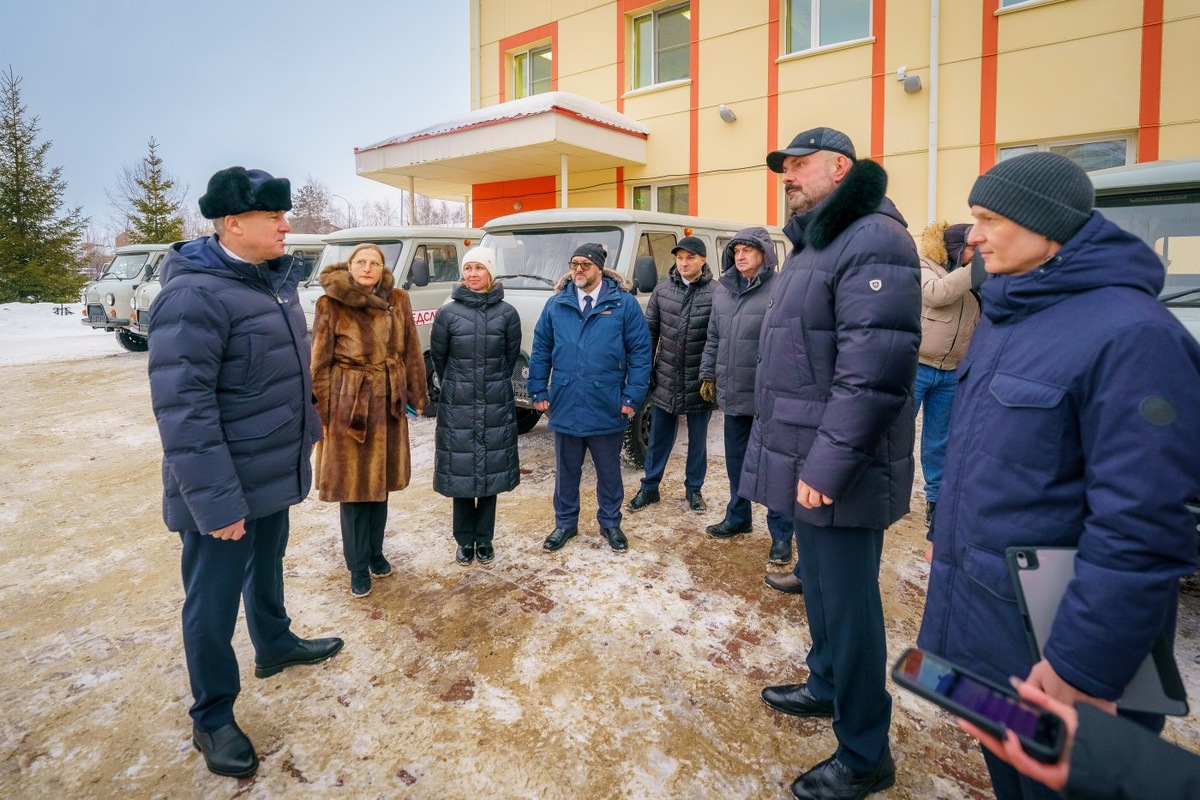    Руслан Кухарук передал новые автомобили «скорой помощи» для больниц отдаленных поселков Югры