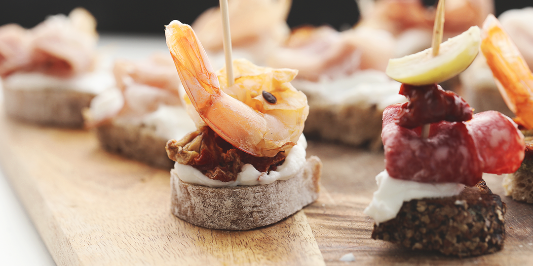 7 простых рецептов канапе для новогоднего стола