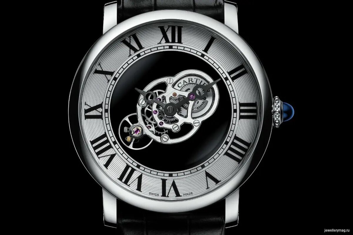 Часы Rotonde De Cartier Astromystérieux. У них отсутствует компонент, соединяющий заводную головку и механизм. Глядя на 43,5-милиметровый корпус, сделанный из сияющего палладия 950 пробы, остается только гадать о том, как же работает это уникальное произведение.
