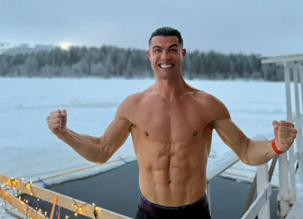    Криштиану Роналду окунулся в прорубь на родине Санта-Клауса