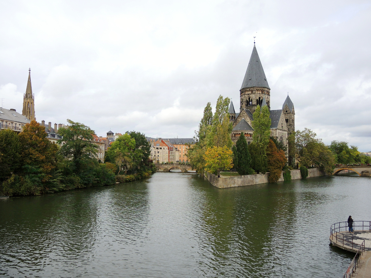 Здесь три из них - река, мост и церковь. Хотя и шпиль собора проглядывает, но ему свое время ☺️
