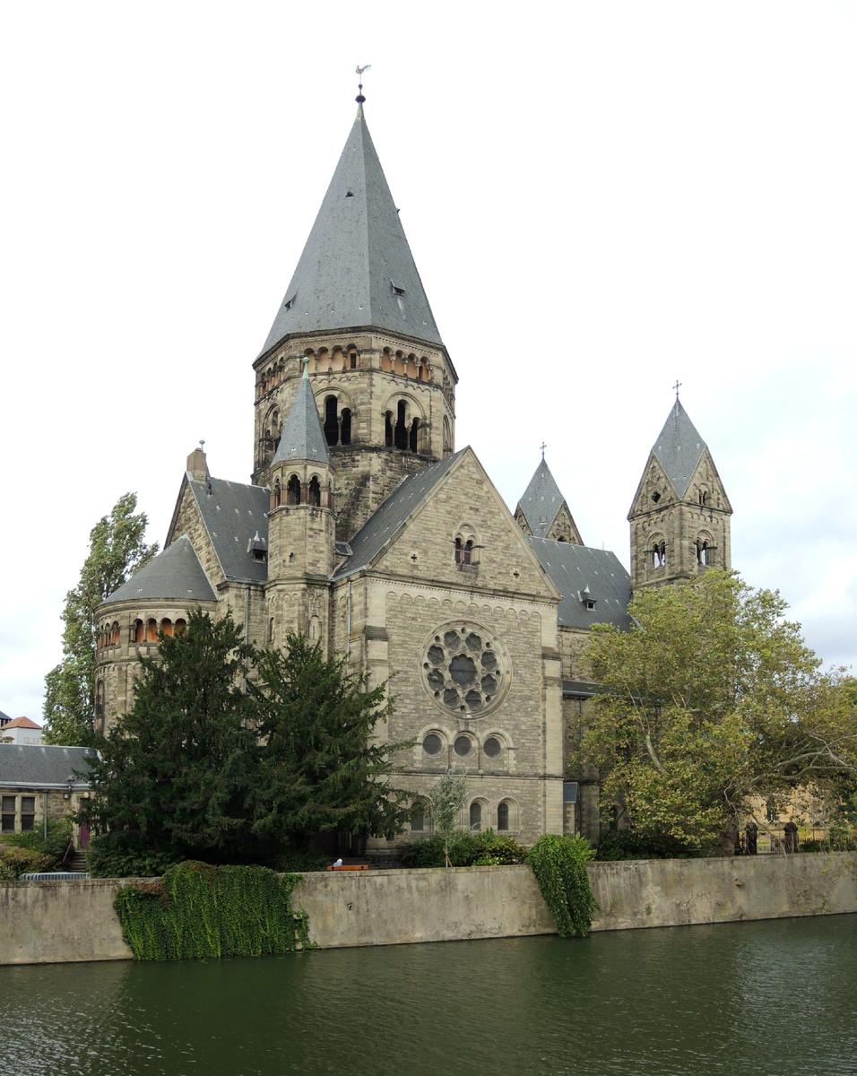 Неоромантический стиль, по образу и подобию Шпайерского собора - усыпальницы германских императоров