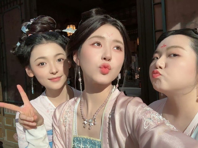 Это нормальные девчонки с последних серий)