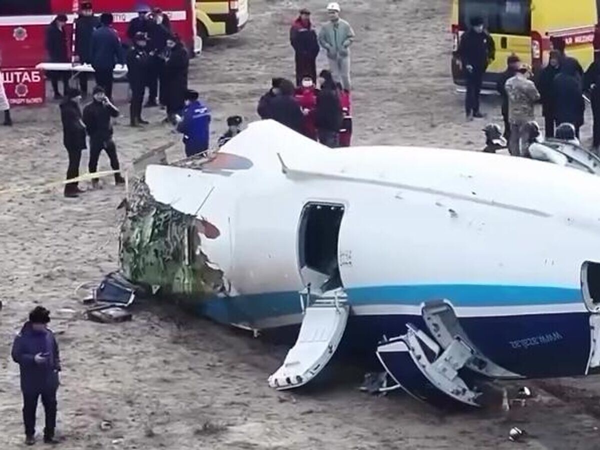    Место крушения самолёта Azerbaijan Airlines в казахстанском Актау© РИА Новости / МЧС Республики Казахстан