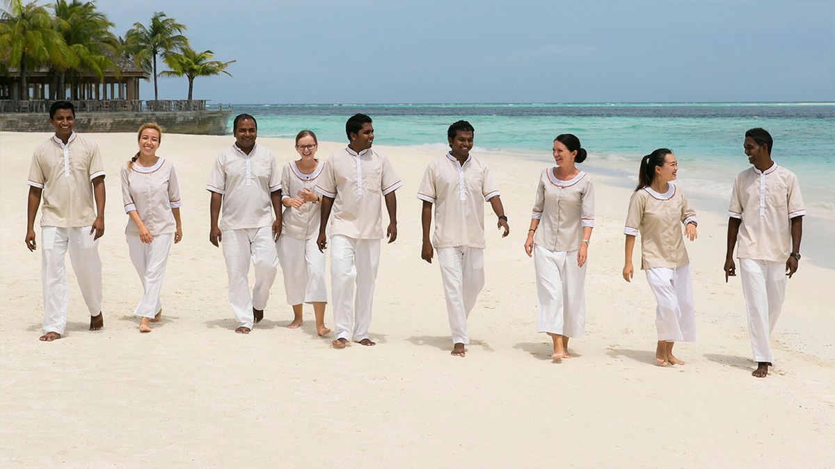 Основу персонала отелей составляют местные жители, преимущественно мужчины