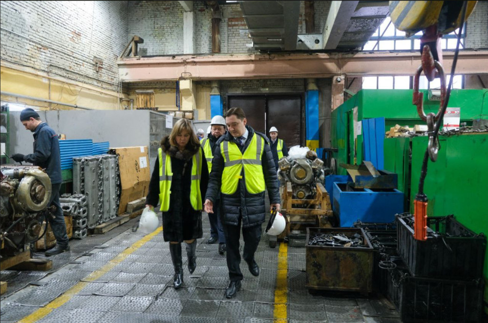 Глава администрации Стерлитамака Эмиль Шаймарданов вместе с генеральных директор АО "Красный пролетарий" Еленой Нечепоренко осматривает производственные мощности предприятия. Фото: пресс-служба администрации г.о. Стерлитамак