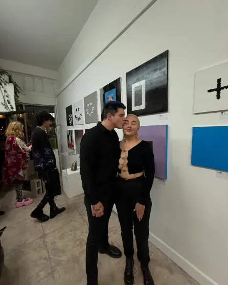 Аманда Байнс с другом/Фото: amandaamandaa/Instagram*