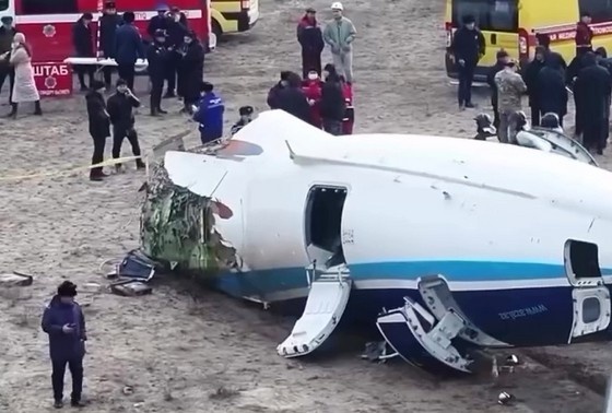    На месте авиакатастрофы в Актау (скриншот видео). Самолет Embraer 190 азербайджанской авиакомпании AZAL летел из Баку в Грозный, но из-за тумана в месте назначения полетел на другой аэродром