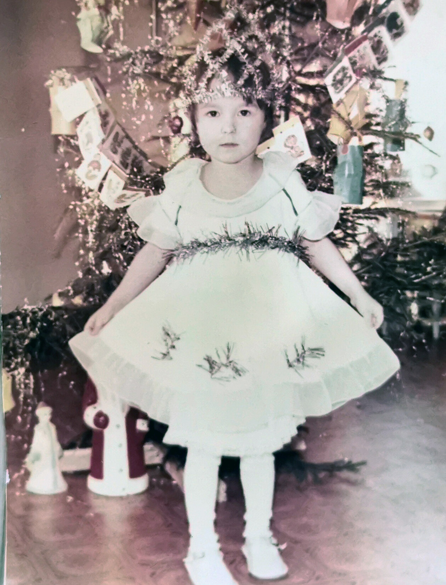 "Помню, как увлеченно раскладывала конфетки. Иногда в кульке попадались мандаринки."