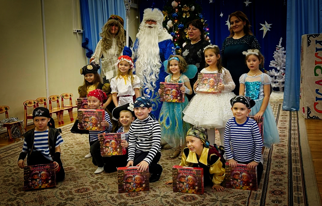 А вот и моя фея крылатая, рядом с Дедушкой Морозом тусуется)