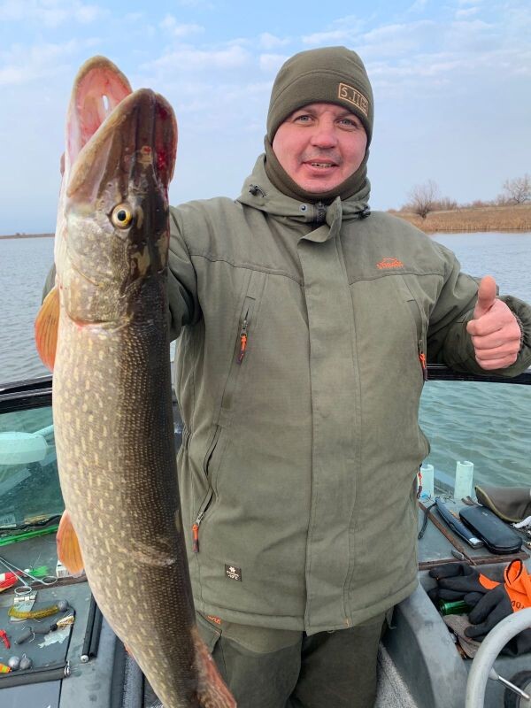Уже в декабре в реки дельты, хоть и в небольшом количестве зашла крупная щука. Так что если на новогодние каникулы будет жидкая вода, у джигитов есть шанс на достойный трофей.