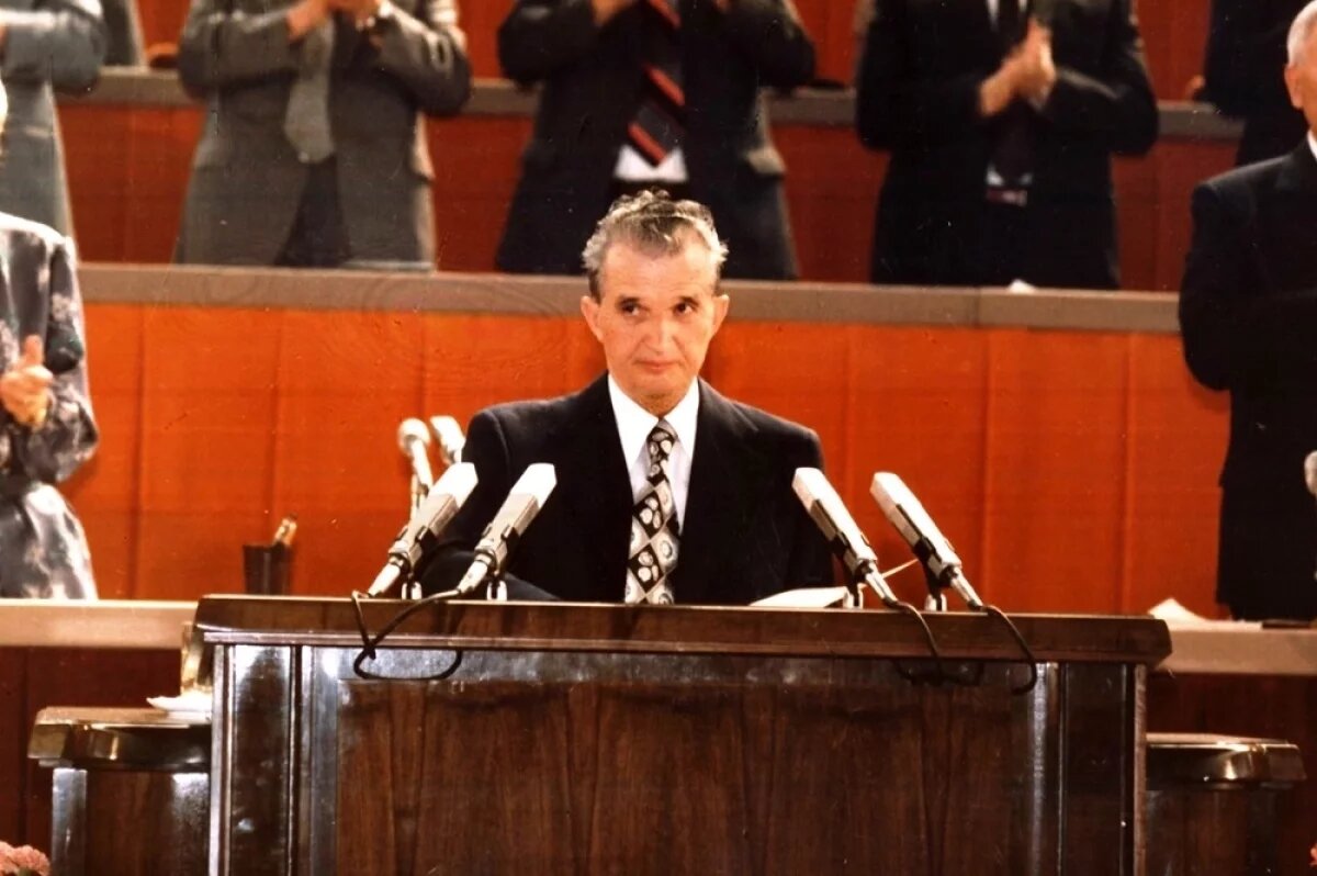    На трибуне Президент СРР Николае Чаушеску, 1986 год.