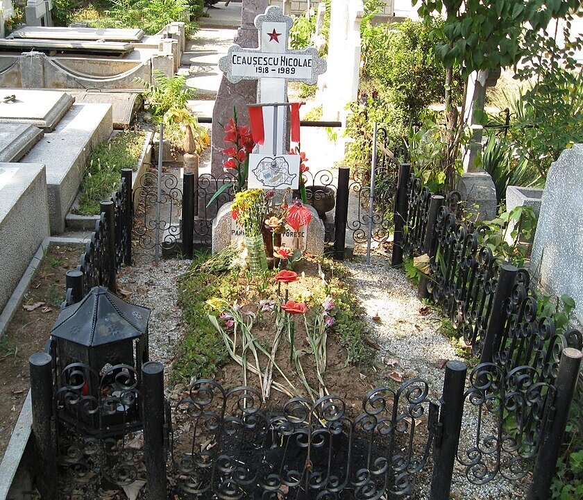    Могила Николае Чаушеску на кладбище «Генча» в Бухаресте. Фото: Commons.wikimedia.org