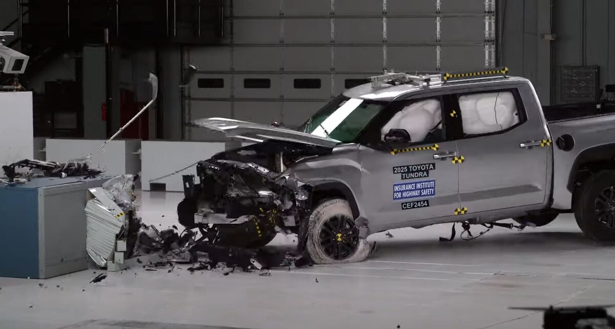 Скриншот видео IIHS  📷
