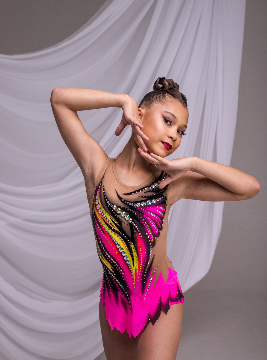 Пример произвольного выреза на купальнике