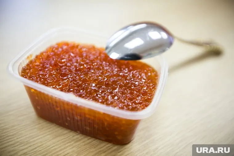 Красная икра без маркировки свободно продается в ЯНАО (архивное фото) Фото: Владимир Жабриков © URA.RU
