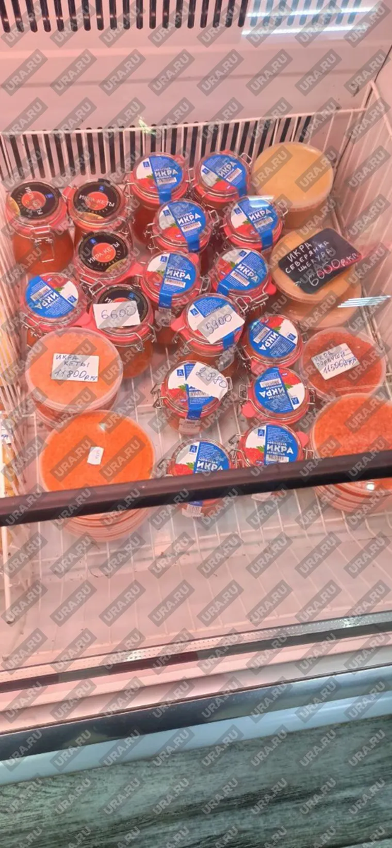 Красная икра без маркировок соседствует с банками сертифицированной икры Фото: URA.RU