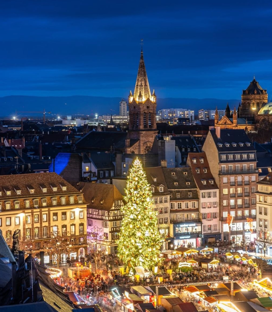 Рождественская ель и ярмарка в Страсбурге