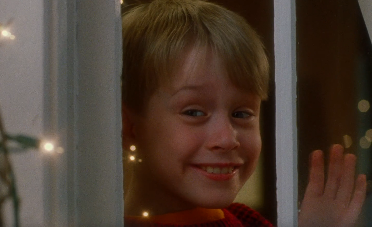 Кадр из фильма "Один дома" под песню "Have yourself a Merry little Christmas"